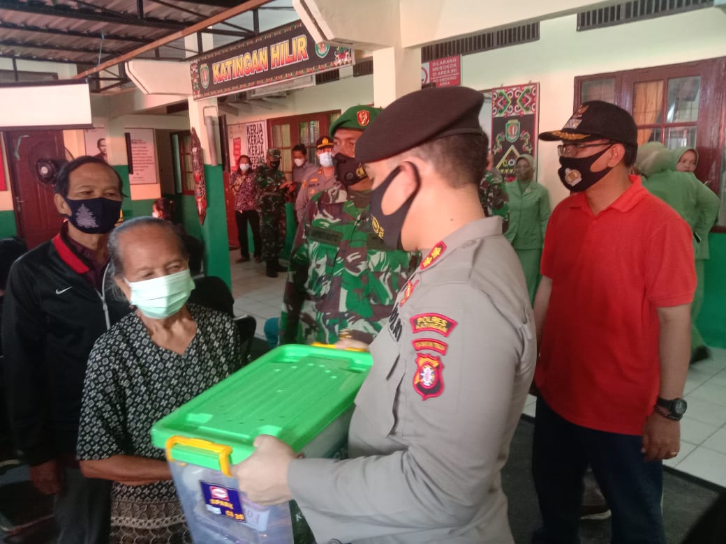 Wabup Katingan Sunardi NT Litang saat menghadiri vaksinasi massal, Jum'at (25/6/2021), di aula Kecamatan Katingan Hilir