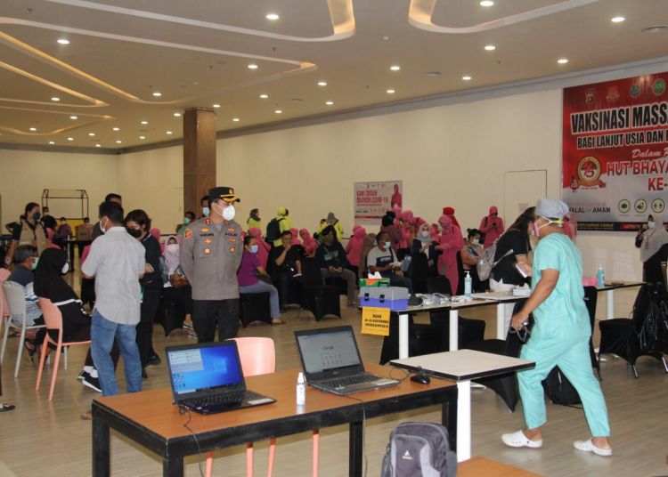 Kapolres Kapuas saat memantau kegiatan vaksinasi di city mall Kabupaten Kapuas