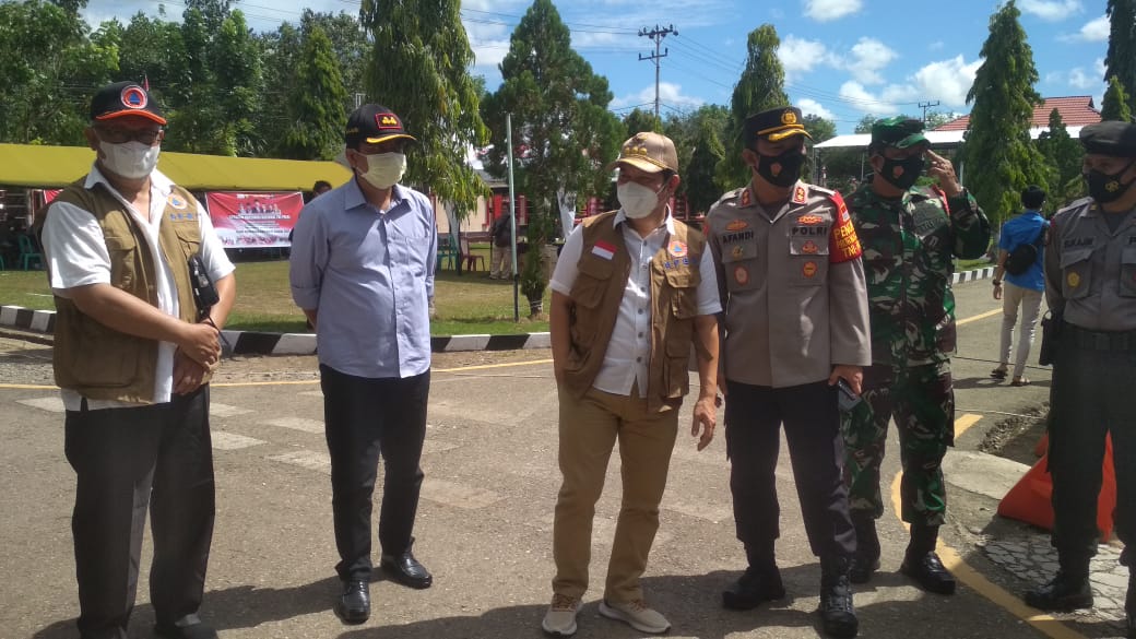 Bupati Barito Timur Provinsi Kalimantan Tengah Ampera AY Mebas saat meninjau pelaksanaan vaksinisasi massal