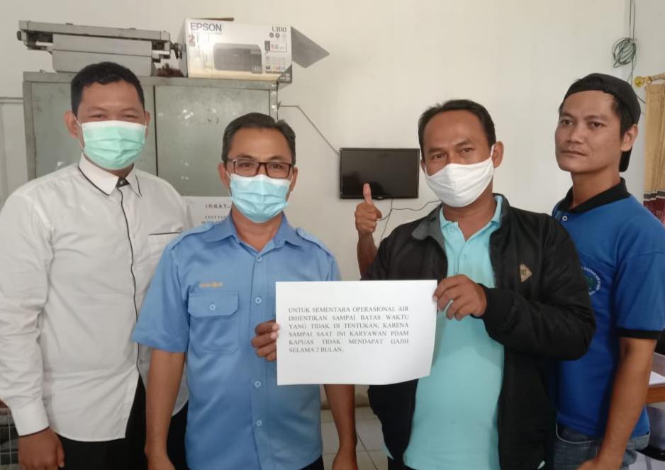 Beredar foto para pegawai PDAM Kapuas sampaikan pengumuman pasokan air akan distop