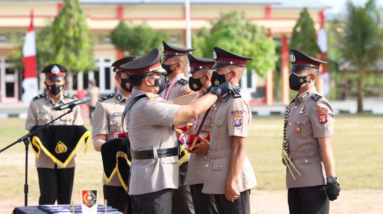 Kapolda Irjen Pol Dedi Prasetyo melepaskan tanda siswa kepada bintara yang baru dilantik