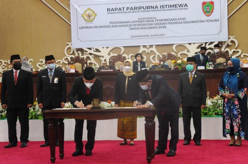 PENYERAHAN – Ketua DPRD Provinsi Kalteng Wiyatno bersama Gubernur H. Sugianto Sabran serta Anggota IV BPK-RI, Isma Yatun, saat menandatangani berita acara penyerahan LHP LKPD Pemprov Kalteng Tahun Anggaran (TA) 2020, pada Rapat Paripurna Istimewa, Selasa (29/6//2021). (Foto/Humas DPRD Provinsi Kalteng)