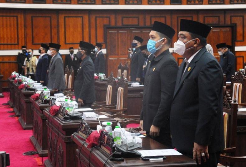 PARIPURNA – Anggota DPRD Kalteng, Lohing Simon sedang mengikuti Rapat Paripurna Istimewa di gedung dewan, Selasa (29/6/2021) (Foto/Humas DPRD Provinsi Kalteng)