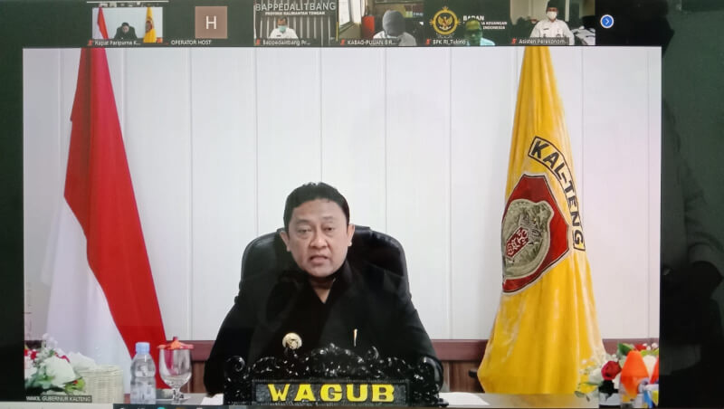 Wakil Gubernur Kalteng H. Edy Pratowo saat menghadiri secara virtual Rapat Paripurna ke-7 Masa Persidangan II Tahun Sidang 2021