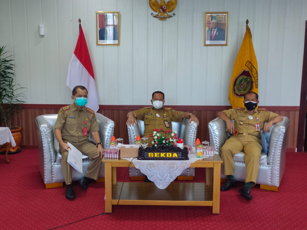 Pj. Sekretaris Daerah Provinsi Kalteng H. Nuryakin saat menghadiri secara virtual Rapat Gabungan DPRD Provinsi Kalteng dengan Pemprov Kalteng