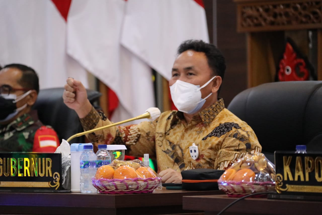 Gubernur Kalteng H. Sugianto Sabran saat menyampaikan arahan kepada Forkopimda Provinsi Kalteng serta Wali Kota dan Forkopimda Kota Palangka Raya di Aula Adya Dharma Polda Kalteng