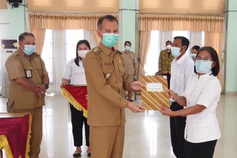 Bupati Gumas Serahkan SK Pengangkatan 28 Orang PPPK