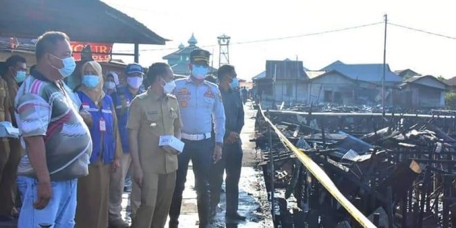 Wali Kota Palangka Raya, Fairid Naparin saat meninjau lokasi kebakaran di Jalan Mendawai, Kelurahan Palangka, Kecamatan Jekan Raya, Senin (26/7/2021)