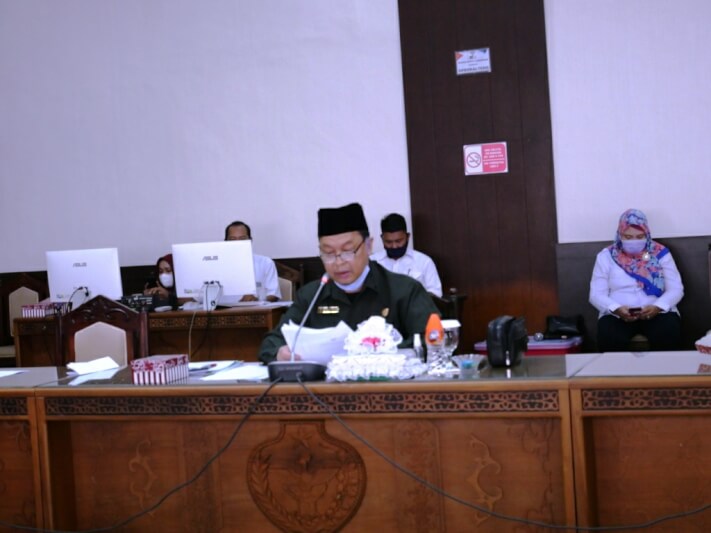 RESES – Anggota DPRD Kalteng, H. Sugiyarto sedang menyampaikan hasil reses dari Dapil III, pada Rapat Paripurna di gedung dewan, belum lama ini. (Foto/Humas DPRD Provinsi Kalteng)