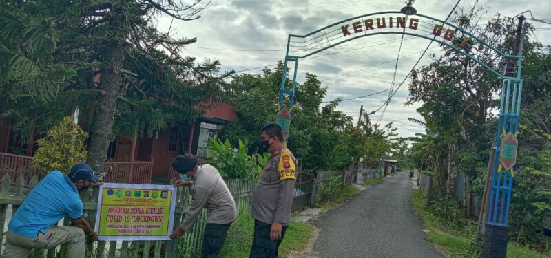 Kapolsek Selat, Akp Krisistya Artantyo Oktaberna bersama personil ketika memasang spanduk wilayah zona merah di Keruing Gang 1