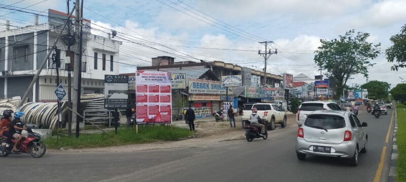 Spanduk sosialisasi Pengetatan PPKM yang terpasang di salah satu sudut jalan di Kota Palangka Raya