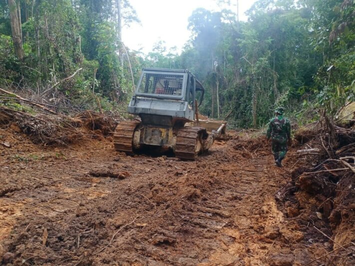 Pembukaan jalan baru Desa Karamuan