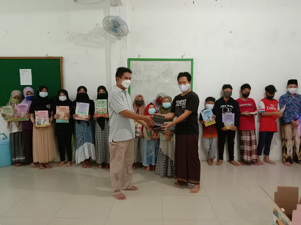 Komunitas Cinta Anak Palangkaraya saat wakafkan buku untuk anak-anak di Panti Asuhan Khoirunnas di Muara Teweh, Jumat (16/7/2021)