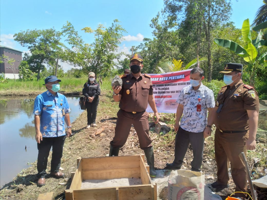 Kepala Kejari Kapuas (tengah) saat melakukan peletakan batu pertama dalam pembangunan kantor baru Cabjari Palingkau