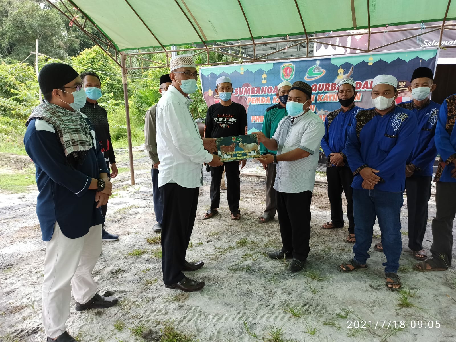 Wabup Katingan Sunardi N.T Litang saat menyerahkan hewan qurban sapi secara simbolis kepada penerima, di halaman Masjid Al-Anshor Desa Telangkah