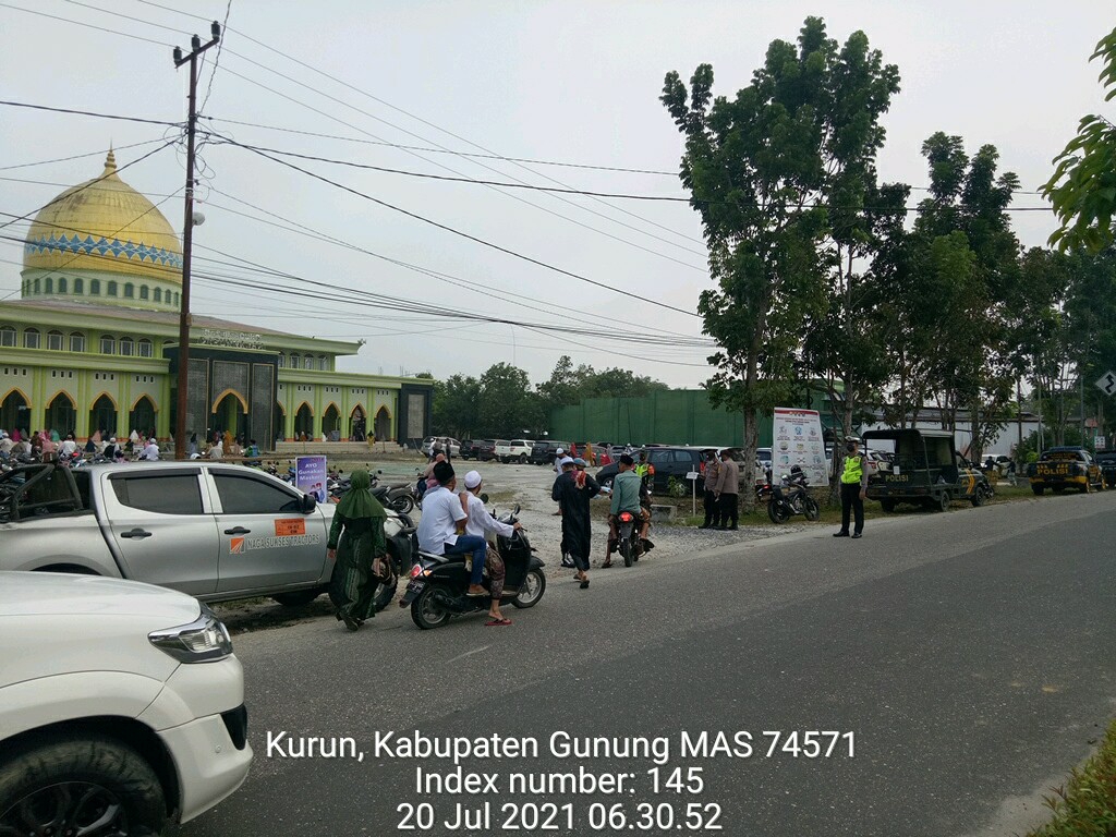 Personel Polres Gumas saat lakukan pengamanan shalat idul adha 1442 H di masjid Agung Darun Najah, Kuala Kurun, Selasa (20/7/2021)