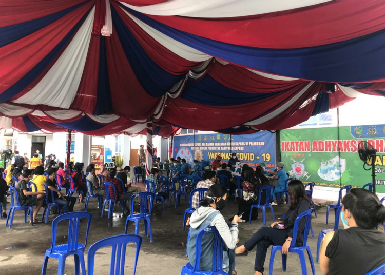 Suasana kegiatan vaksinasi di parkiran Kejaksaan Negeri Kabupaten Kapuas