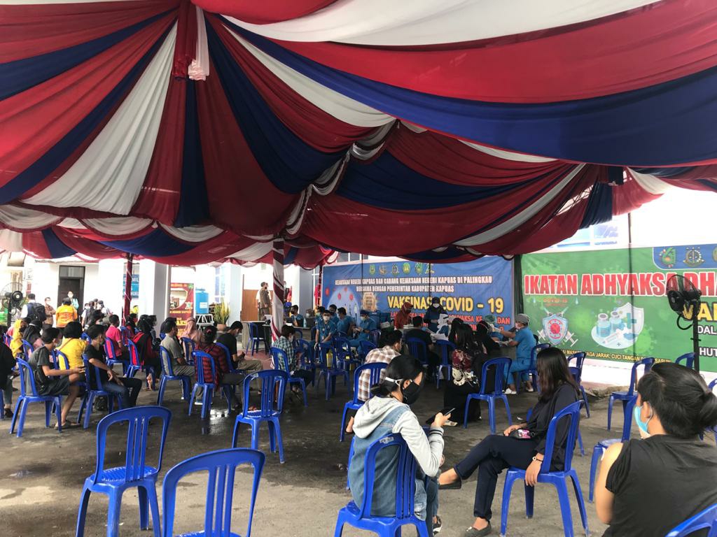 Suasana kegiatan vaksinasi di parkiran Kejaksaan Negeri Kabupaten Kapuas