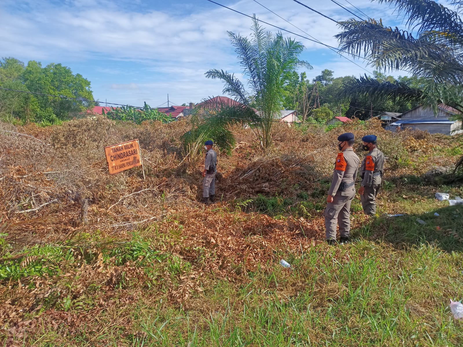 Personel Satbrimob Polda Kalteng menemukan adanya semak belukar kering hasil tebasan di pinggir jalan