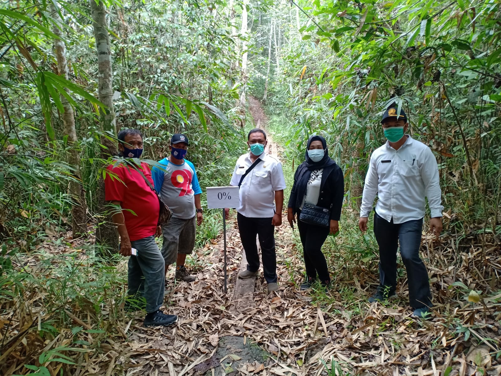 Plt. Camat Benua Lima, Simon Stevins Oktavianus, saat turun ke lapangan dalam rangka memastikan pembangunan Titian Usaha Tani Baruh Jukung 2 di Desa Banyu Landas, Kecamatan Benua Lima, Kabupaten Barito Timur berjalan dengan baik dan lancar