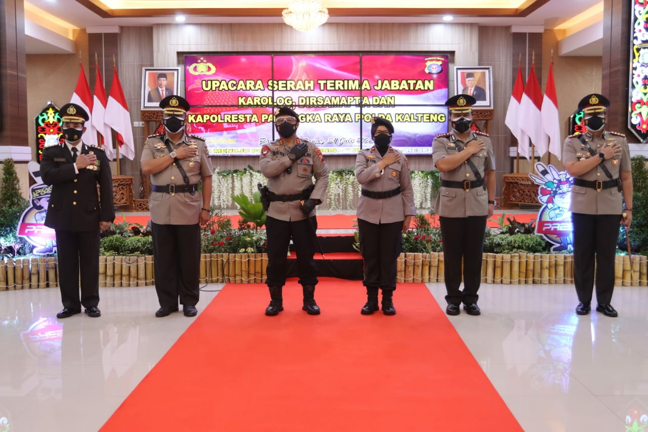 Kapolda bersama Wakapolda berfoto bersama usai Sertijab