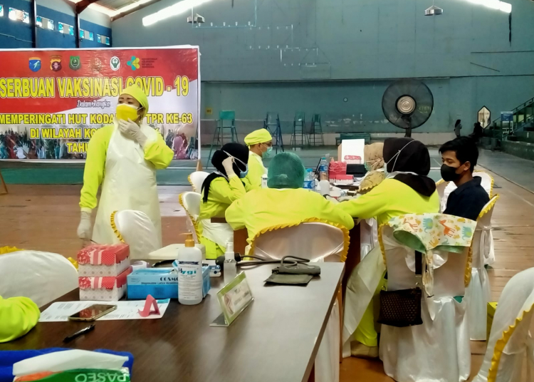 Tim kesehatan saat melakukan persiapan dalam melaksanakan vaksinasi di Gor KONI Kapuas
