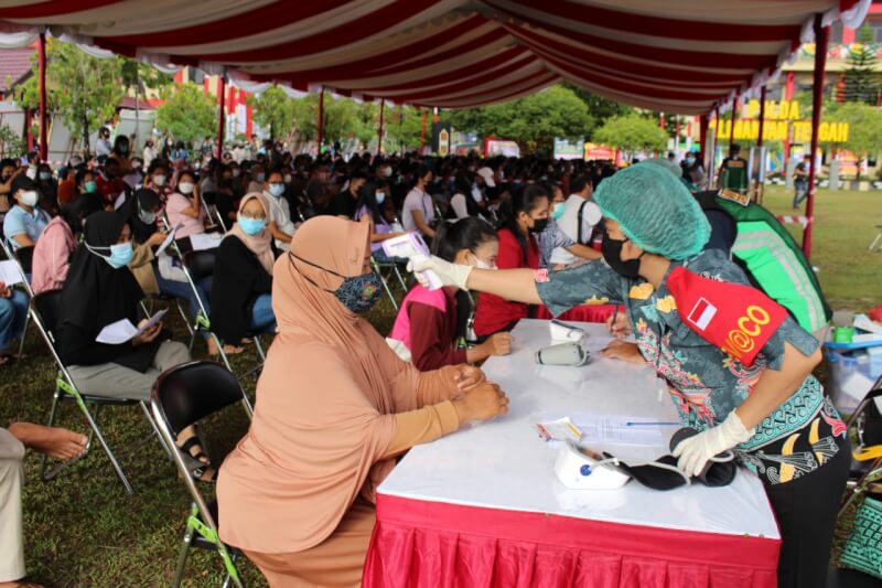 Warga Kota Palangka Raya mengikuti jalannya vaksinasi yang dilakukan Polda Kalteng