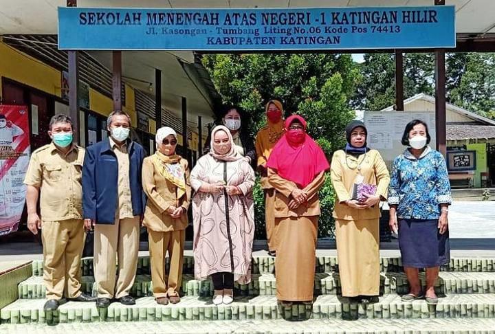 FOTO BERSAMA – Wakil Ketua III DPRD Kalteng, Faridawaty Darland Atjeh foto bersama dengan jajaran SMAN 1 Katingan Hilir, Kabupaten Katingan, usai meninjau kesiapan sekolah melaksanakan Pertemuan Tatap Muka (PTM), saat kunjungan kerja ke sekolah itu, Kamis (1/7/2021) (Foto/Humas DPRD Provinsi Kalteng)