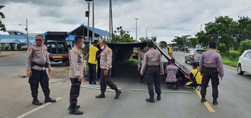 Kapolsek Kapuas Timur Iptu Eko Sutrisno dan Kabgops Polres Kapus bersama personil mendirikan pos penyekatan di Jembatan Timbangan, Kapuas Timur