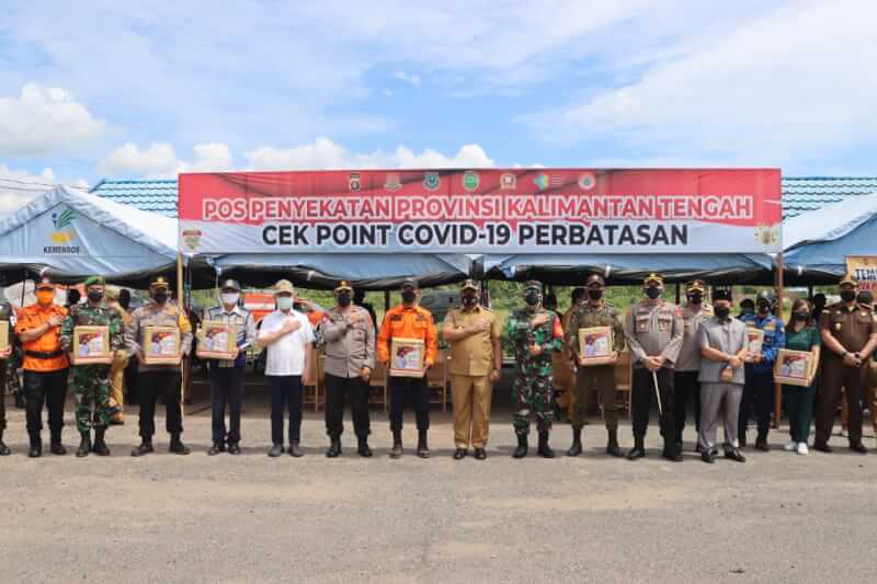 Kapolda Kalteng Irjen Pol Dedi Prasetyo bersama Wagub Kalteng Edy Pratowo meninjau pos penyekatan di Kapuas