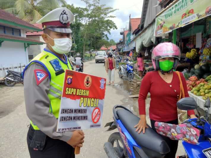 Personil lantas saat melaksanakan tugas pengaturan di titik rawan kemacetan, Selasa (6/7/2021)