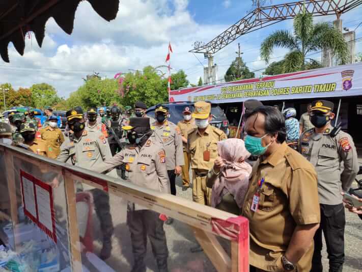 Wakapolda Brigjen Pol Ida Oetari beserta jajaran didampingi Bupati Ampera AY Mebas dan Wabup Habib Said Abdul Saleh saat meninjau penyekatan di titik cek poin perbatasan Kalimantan Tengah dan Kalimantan Selatan di Pasar Panas, Taniran Kecamatan Benua Lima, Kabupaten Barito Timur, Selasa (6/7/2021)