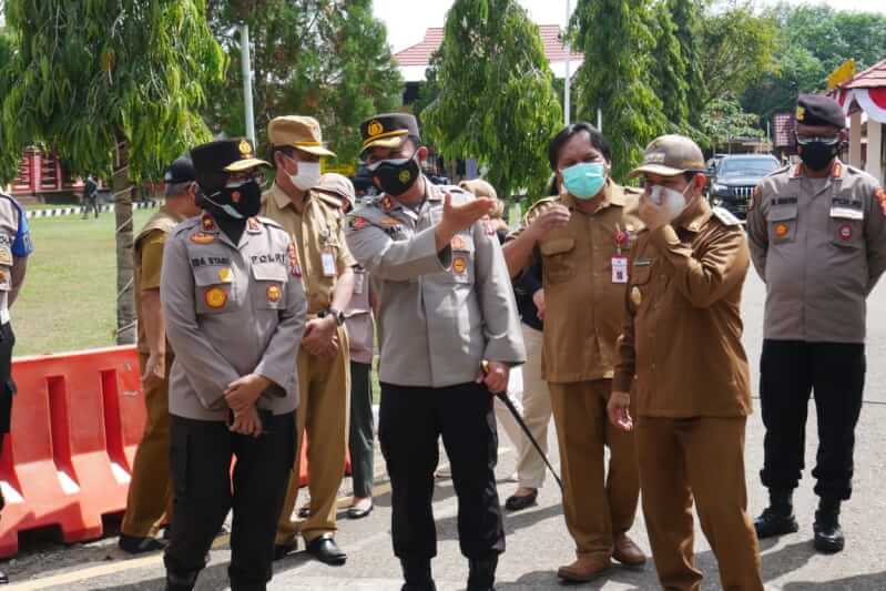 Wakapolda Kalteng, Brigadir Jenderal Polisi (Brigjen) Ida Oetari Poernamasari didampingi Kapolres Barito Timur AKBP Afandi Eka Putra, Bupati Barito Timur Ampera AY Mebas, berserta unsur Forum Koordinasi Pimpinan Daerah (FKPD) Kabupaten Barito Timur saat meninjau langsung vaksinasi massal di Polres Barito Timur (Bartim), Selasa (6/7/2021)