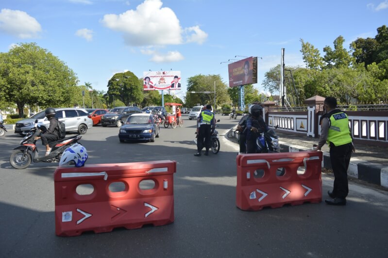 Personel Satlantas Polresta Palangka Raya berjaga di ruas Jalan Imam Bonjol-Bundaran Besar yang ditutup