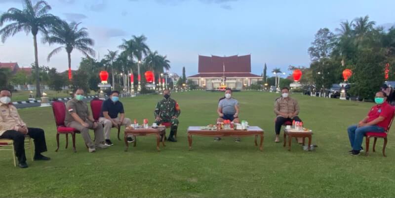 Gubernur Kalteng, Sugianto Sabran, saat melakukan rapat terbatas bersama Wakil Gubernur Edy Pratowo dan Forkopimda, di halaman Istana Isen Mulang, Jumat (9/7/2021) petang