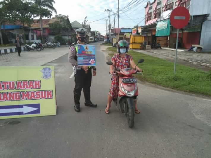 Sosialisasi taat Prokes yang dilakukan Polres Gumas di simpang Taman Kota Kuala Kurun, Senin (12/7/2021)