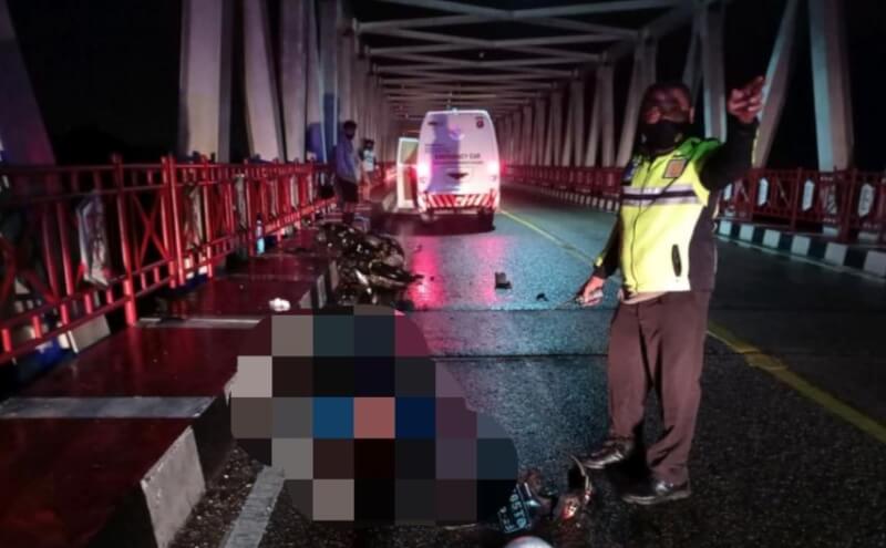 Korban Muhammad Tauran (34) tewas di tempat usai motornya ditabrak mobil pikap di Jembatan Kahayan