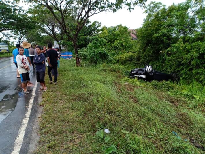 Warga ketika melihat mobil yang mengalami kecelakaan di jalan Jepang