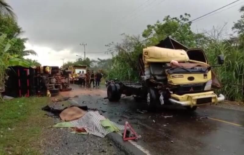 Dua mobil truk terlihat rusak parah usai mengalami kecelakaan maut