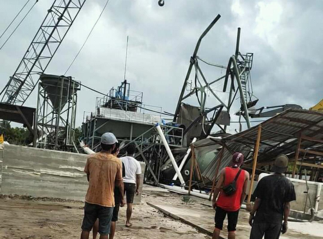 Para pekerja yang melihat bagian tower PT. MPP yang roboh dan menelan korban jiwa