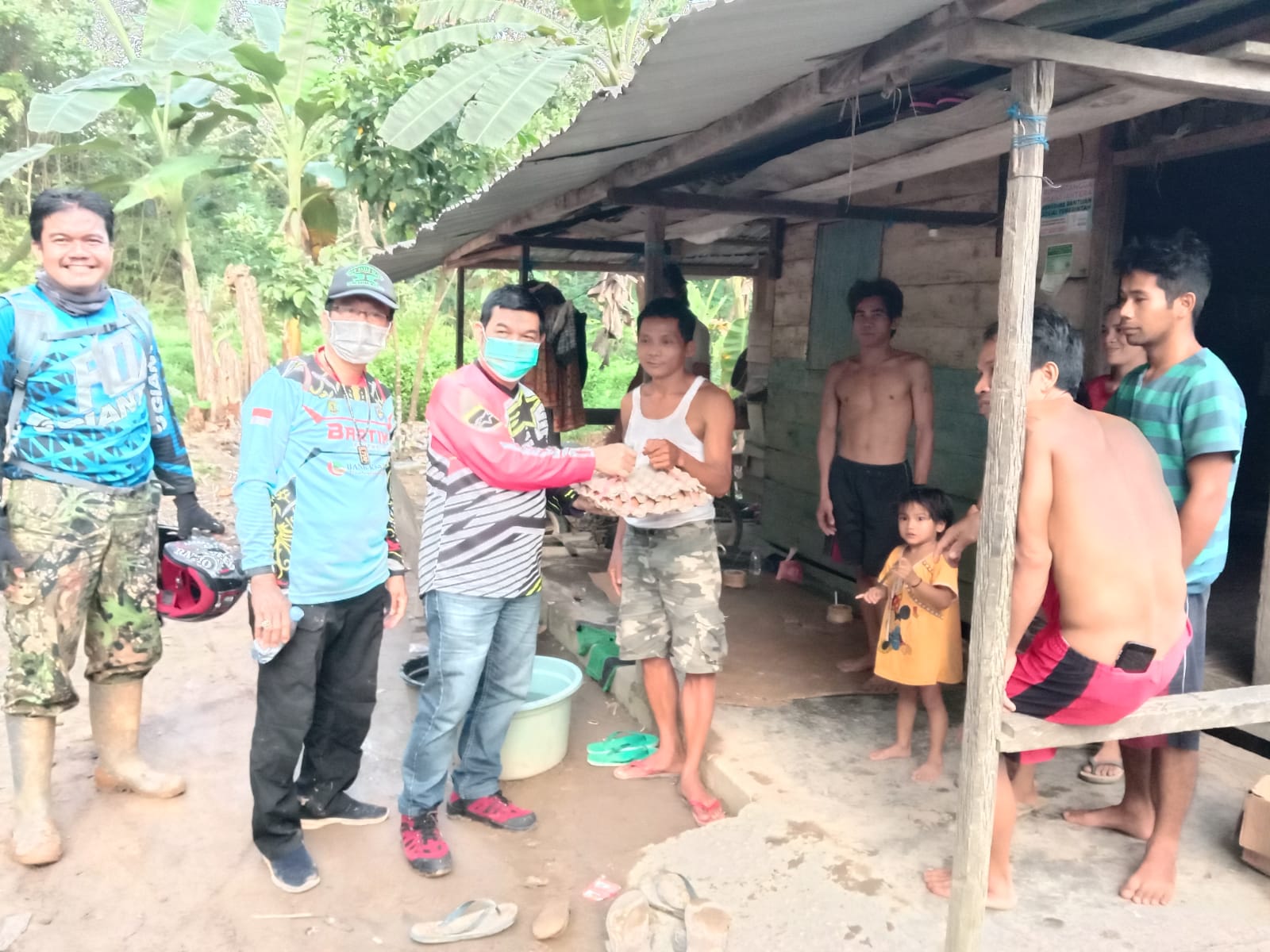 Bupati Barito Timur, Provinsi Kalimantan Tengah, Ampera AY Mebas saat menyerahkan bantuan bagi warga terpencil Dusun Ono Desa Gandrung Kecamatan Paku, Sabtu (17/7/2021)