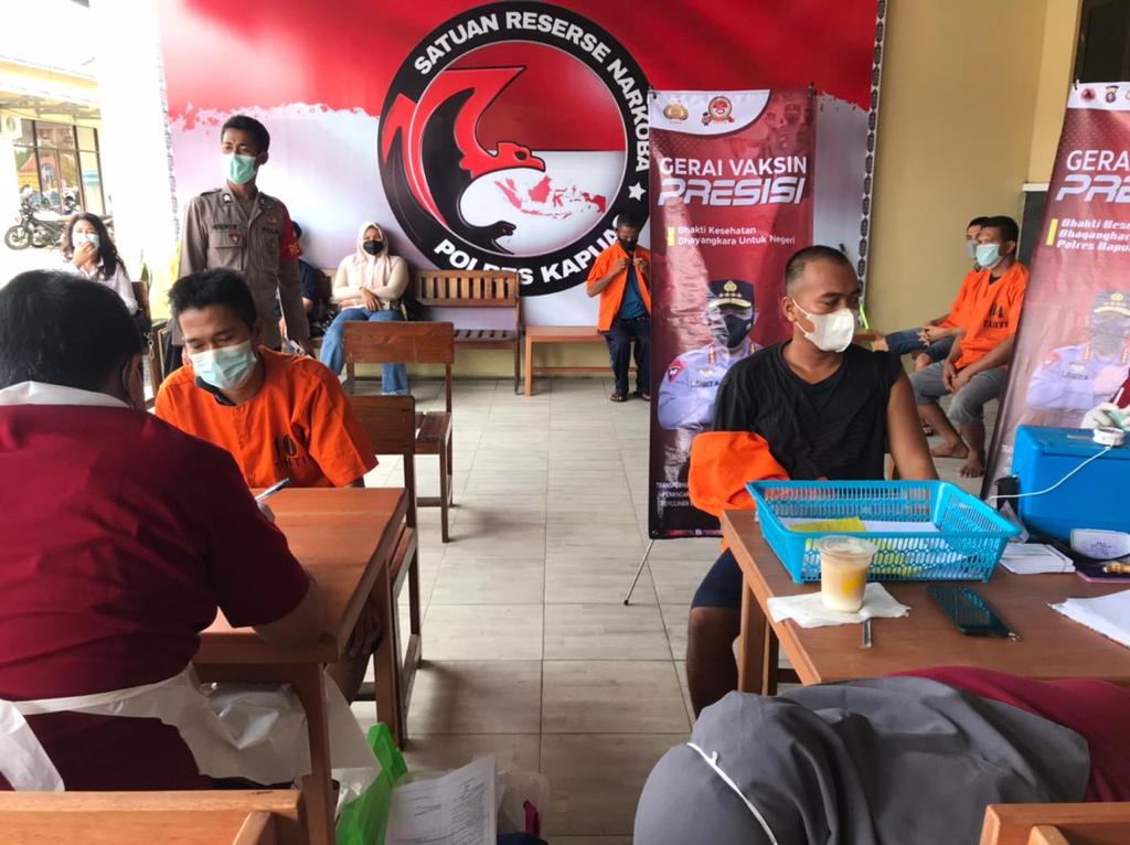 Suasana kegiatan vaksinasi di aula Resnarkoba Polres Kapuas