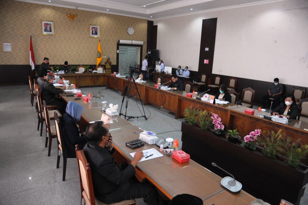 PARIPURNA - Pimpinan dan Anggota DPRD Provinsi Kalteng, saat mengikuti Sidang Paripurna di gedung dewan, beberapa hari lalu (Foto/Humas DPRD Provinsi Kalteng)