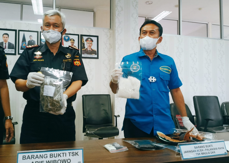 Kepala Bea Cukai Palangka Raya Indra Sucahyo bersama Kabid Berantas Kombes Pol Agustiyanto saat menunjukkan barang bukti hasil pengungkapan