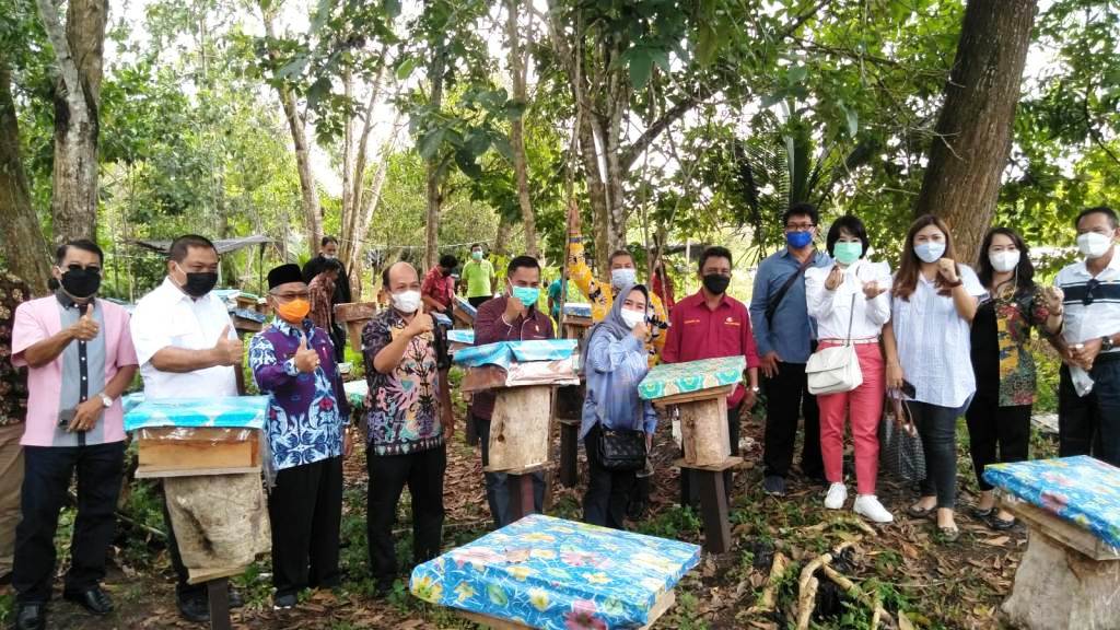 BUDIDAYA – Pimpinan dan Anggota Komisi II DPRD Kalteng, saat melihat  langsung proses budidaya madu Kelulut, di Kabupaten Katingan saat kunjungan kerja, beberapa waktu lalu. (Foto/Humas DPRD Provinsi Kalteng)