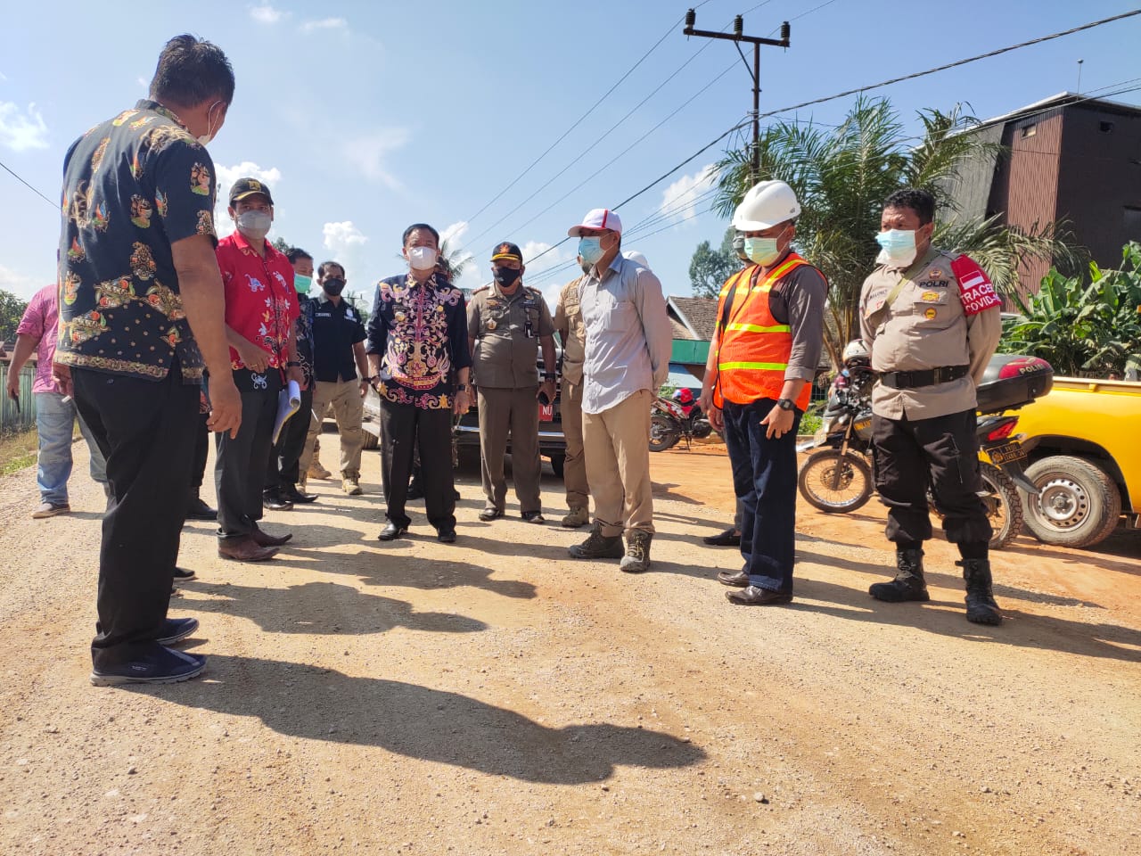 Bupati Katingan, Sakariyas, SE., dan rombongan, ketika memonitor peningkatan badan jalan di wilayah hulu (utara) Katingan, Kamis siang (29/7/2021)