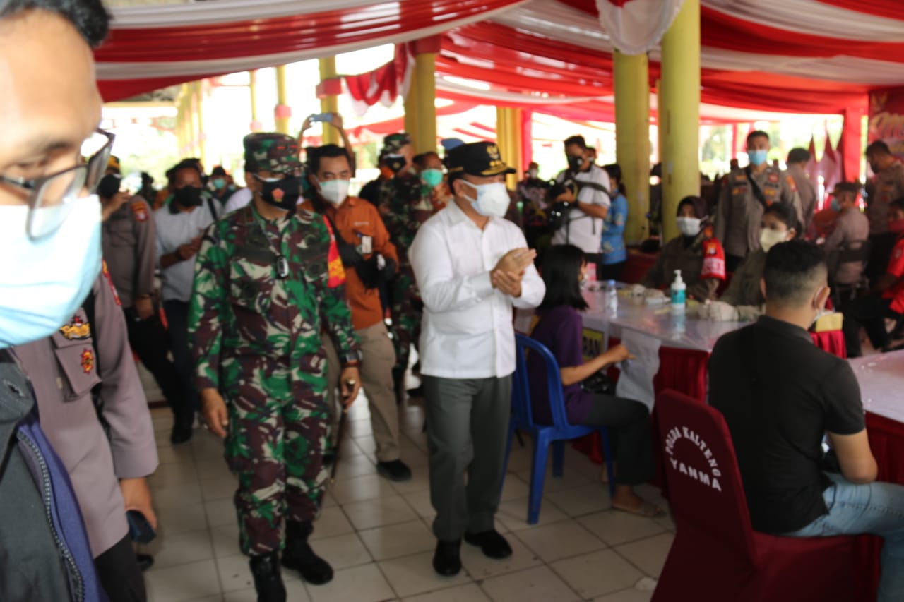 Gubernur Kalteng H. Sugianto Sabran saat meninjau pelaksanaan vaksinasi di Lapangan Sanaman Mantikei, Palangka Raya