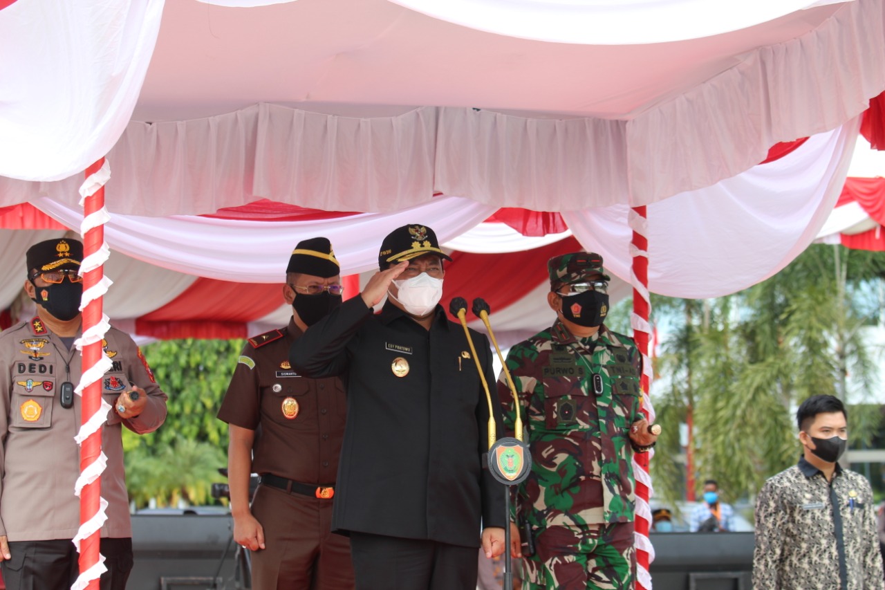 Wakil Gubernur Kalteng, H. Edy Pratowo, saat memimpin Apel Gelar Pasukan dan Sarana Prasarana Penanganan Darurat Bencana Kebakaran Hutan dan Lahan Tahun 2021