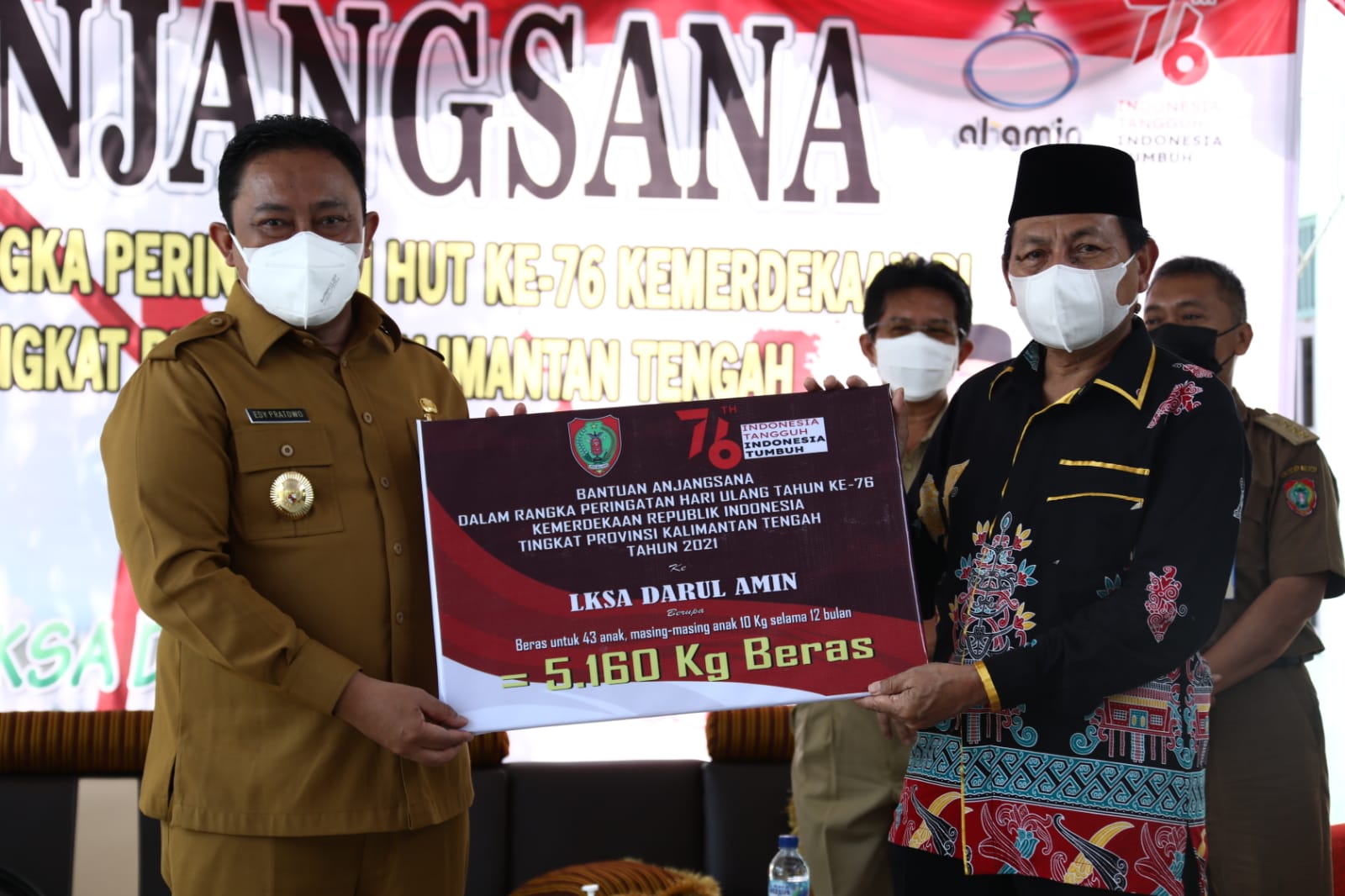 Wakil Gubernur Kalteng, H. Edy Pratowo, saat menyerahkan bantuan/bingkisan ke Lembaga Kesejahteraan Sosial Darul Amin