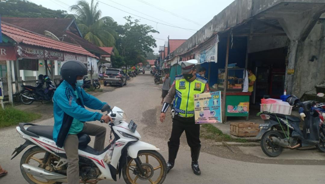 Polres Gumas saat memberikan sosialisasi dan edukasi protokol kesehatan dan kepatuhan pakai masker kepada pengendara motor, Selasa (24/8/2021)